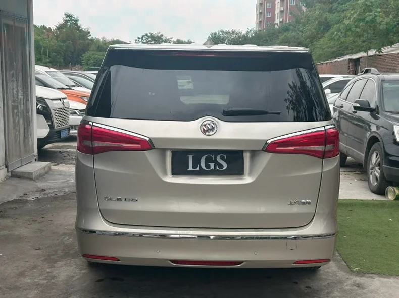 别克GL8 后面外观一