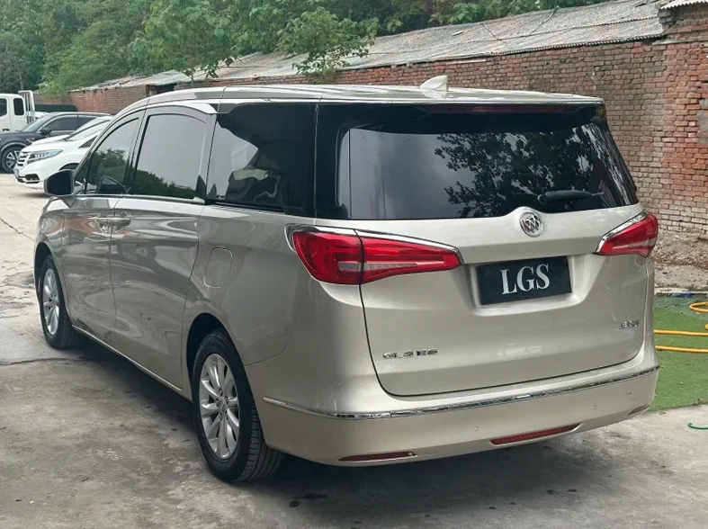 别克GL8 后面外观三