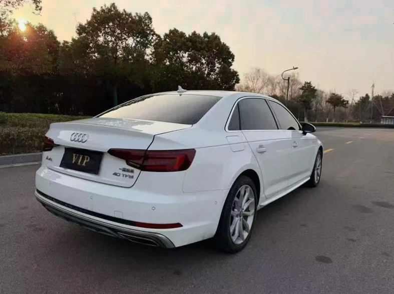 奥迪A4L 内饰后排