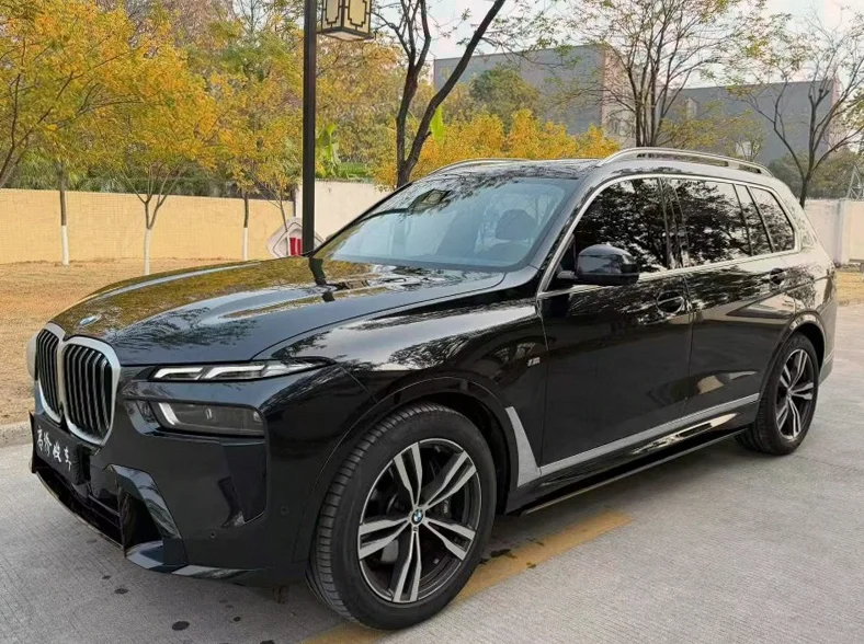 宝马X7 后面外观一
