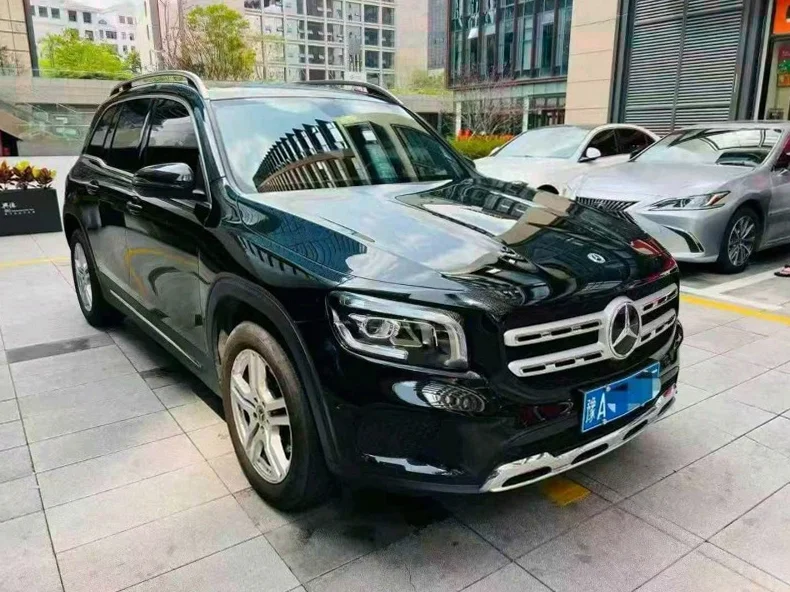 奔驰GLB 正面外观二