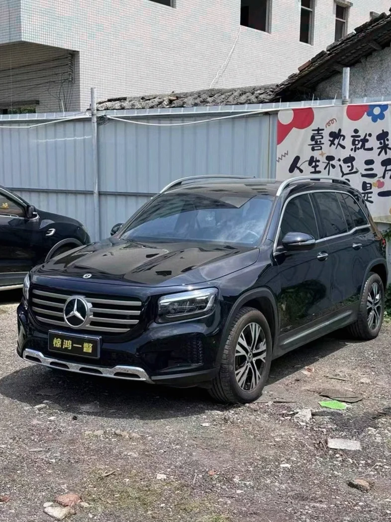 奔驰GLB 正面外观三
