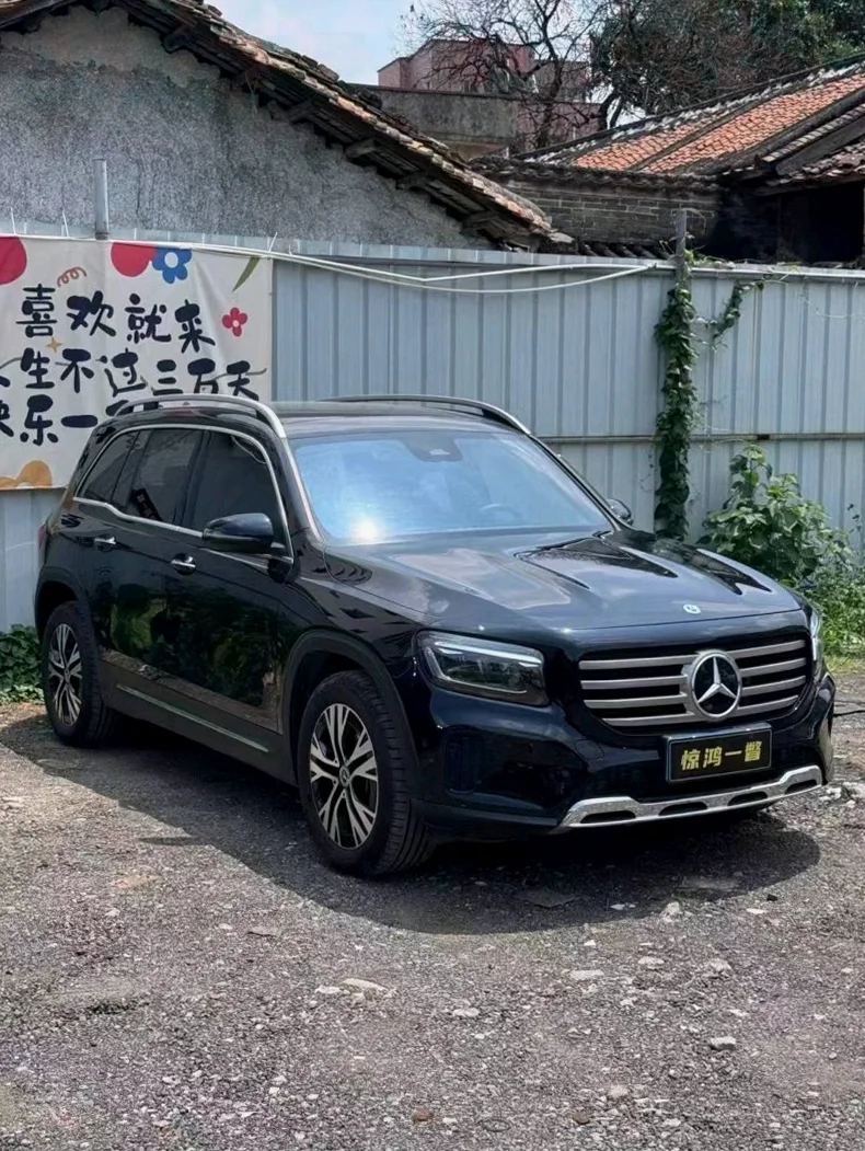 奔驰GLB 正面外观二