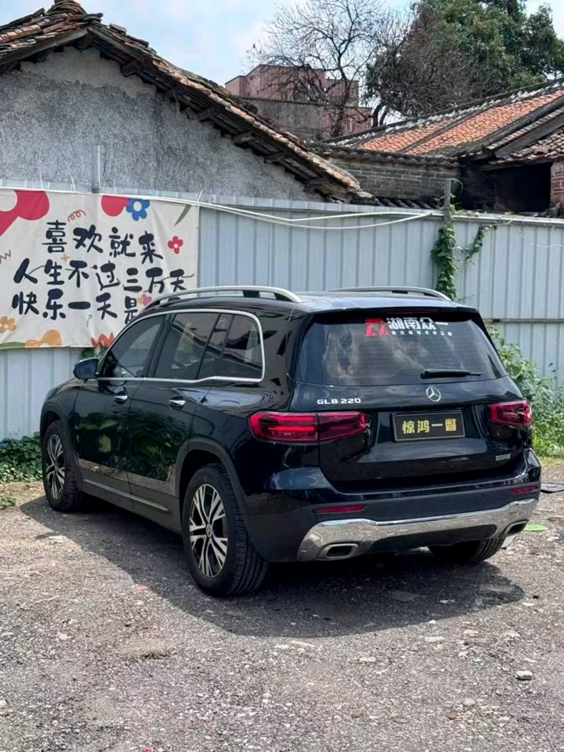 奔驰GLB 后面外观三