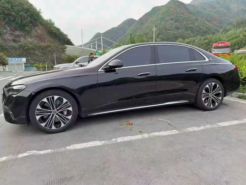 奔驰E 正面外观三