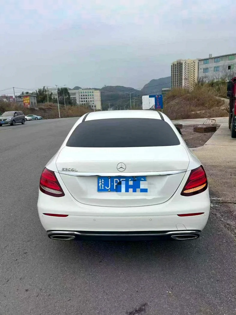 奔驰E 驾驶室