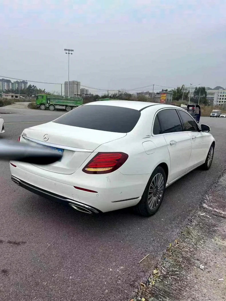 奔驰E 内饰前排