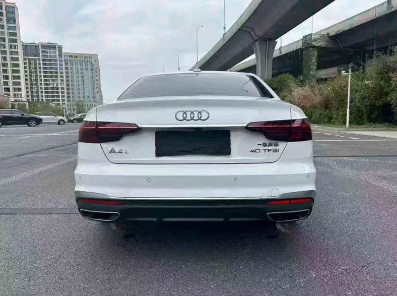 奥迪A4L 内饰后排