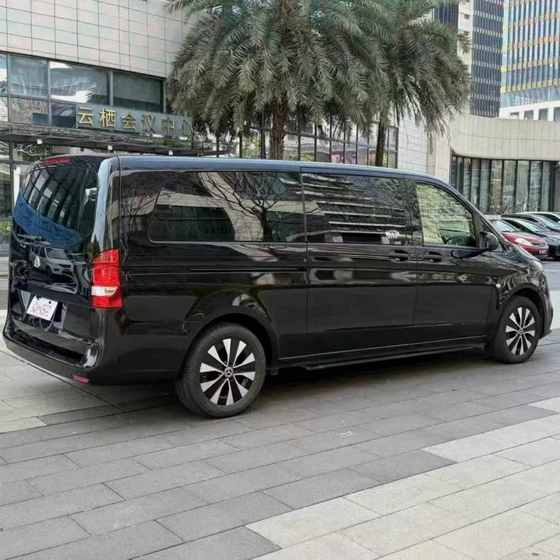 奔驰威霆 内饰前排
