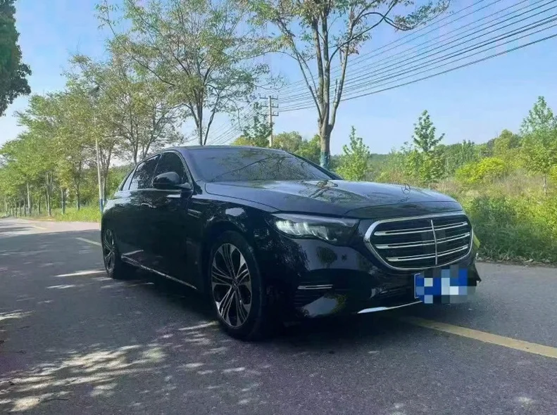 奔驰E 正面外观三