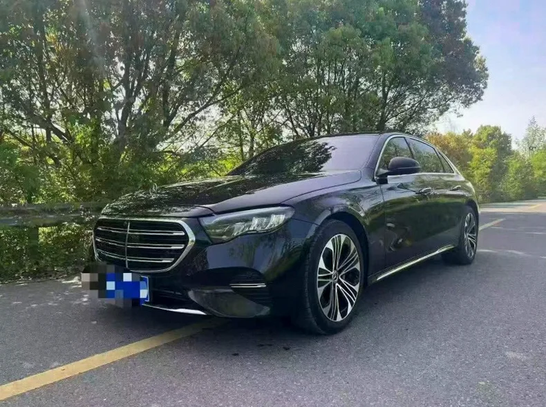 奔驰E 后面外观一