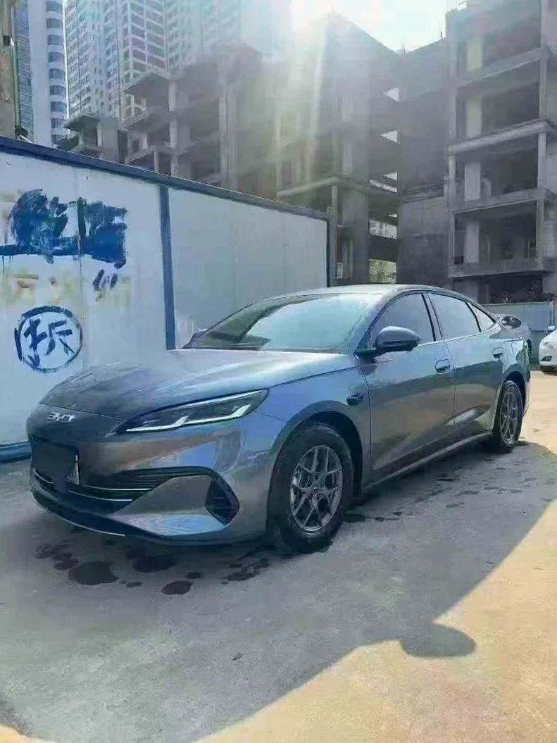 比亚迪海豹 正面外观二