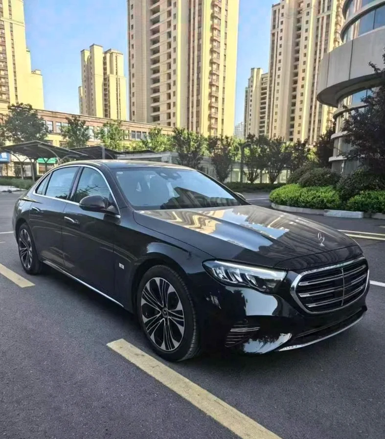 奔驰E 正面外观二