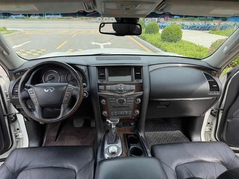 英菲尼迪QX56 驾驶室