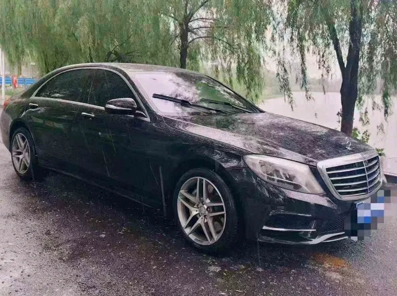奔驰S 后面外观一