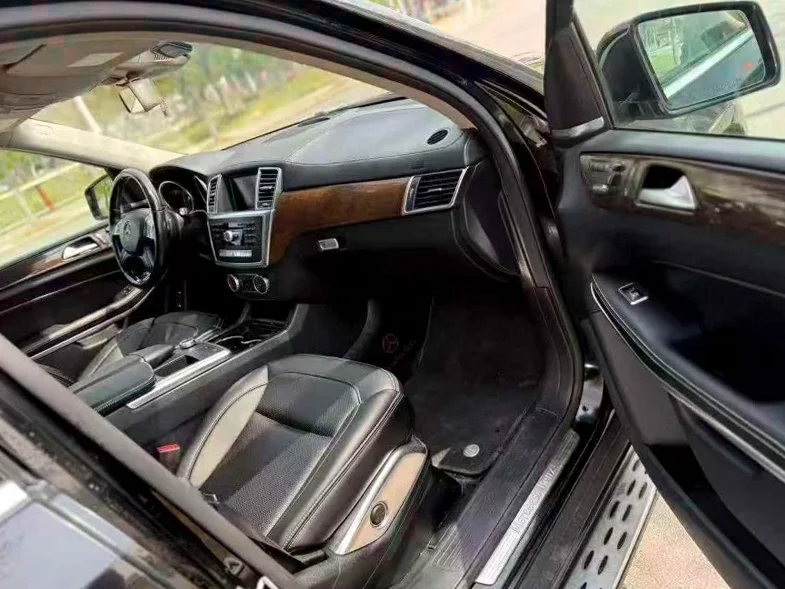 奔驰GL 后面外观三