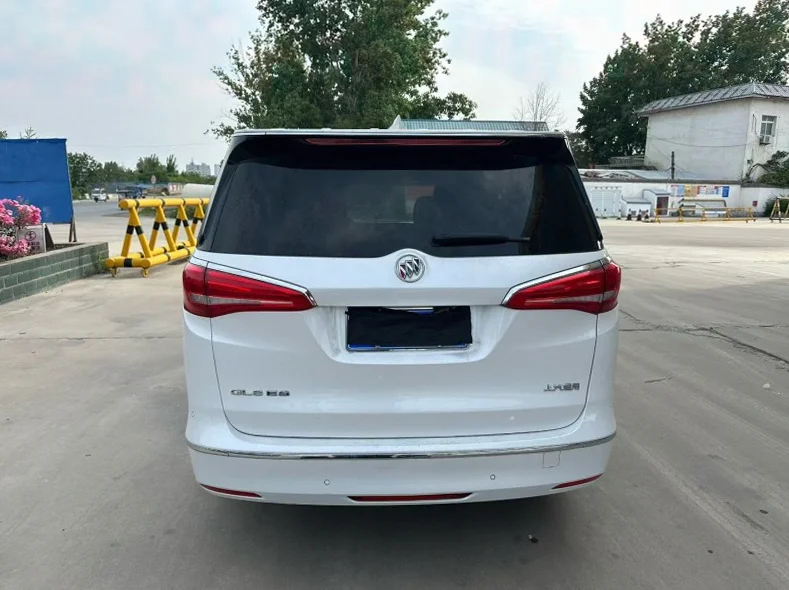 别克GL8 后面外观三