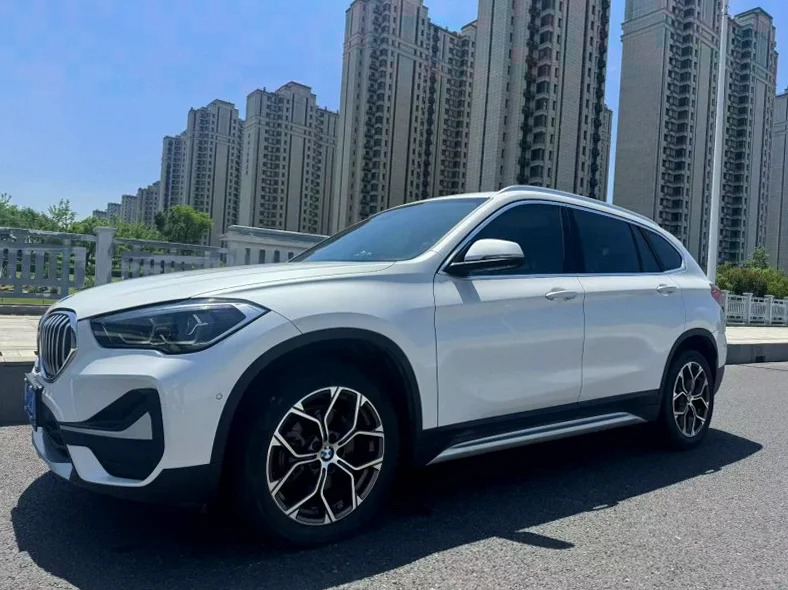 X1宝马 正面外观三