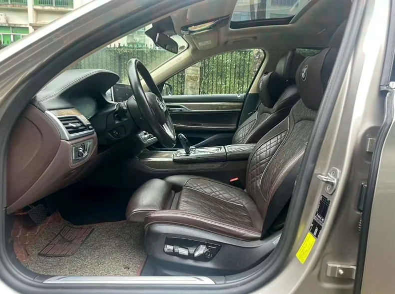 宝马7系 后面外观三