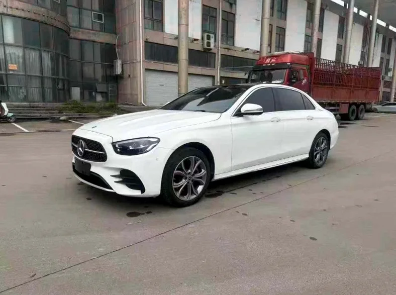 奔驰E 正面外观三