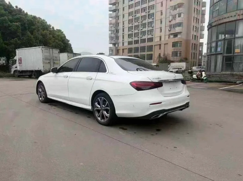 奔驰E 内饰后排