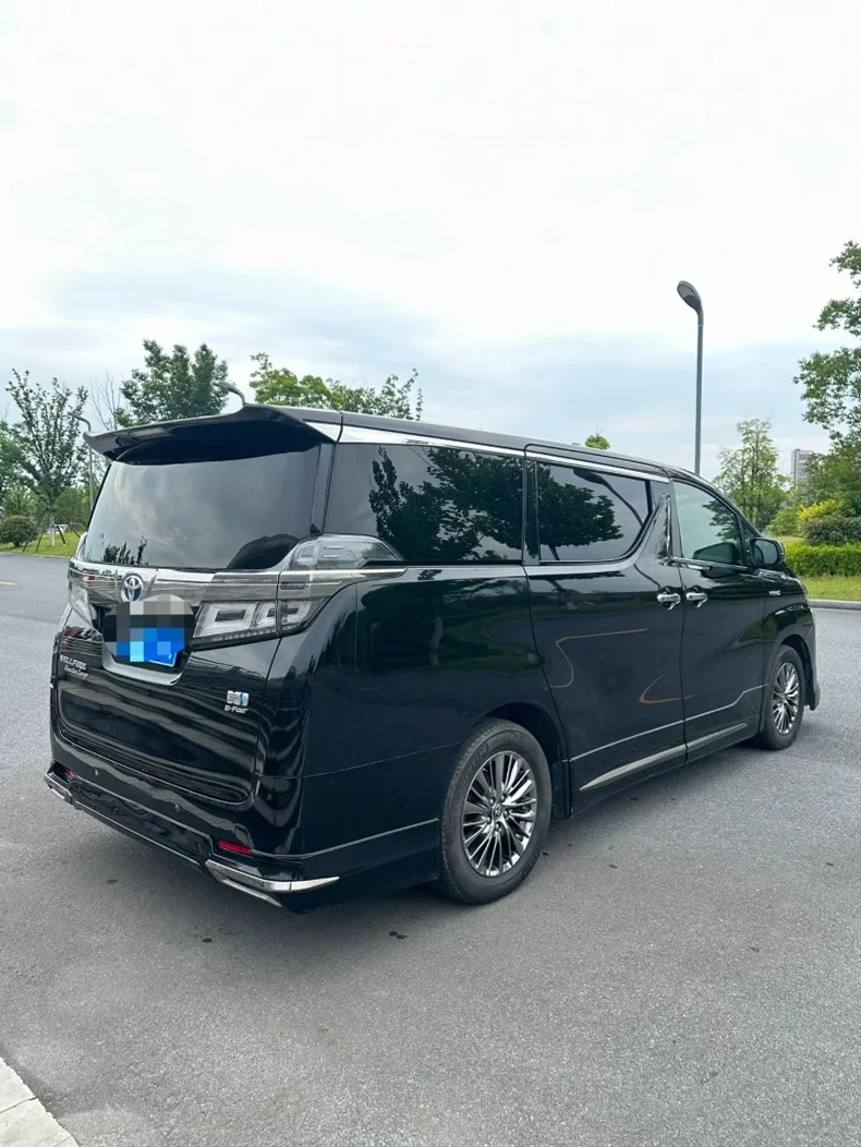 丰田威尔法 后面外观三