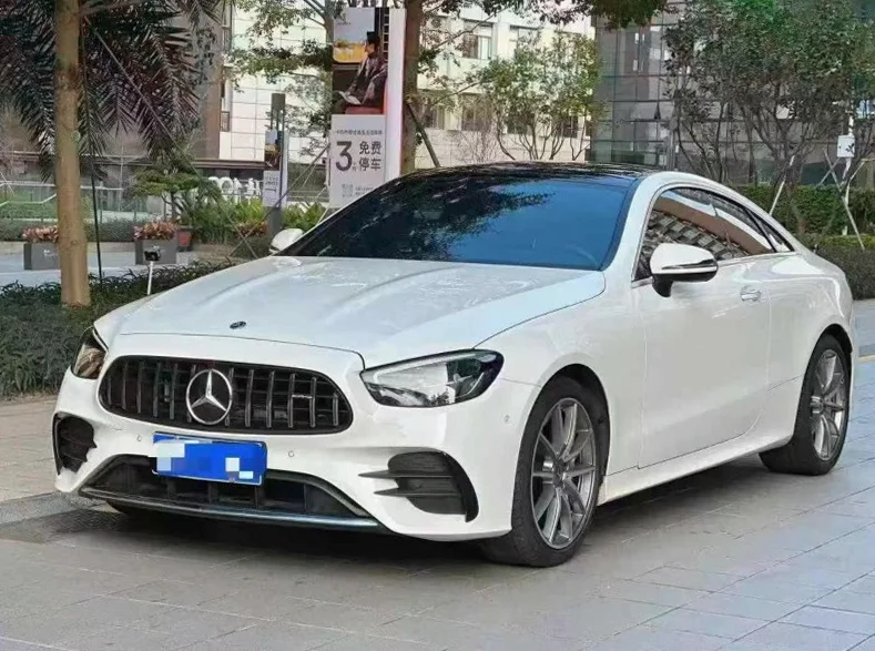 奔驰E 正面外观三