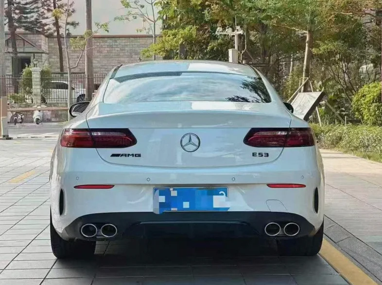 奔驰E 驾驶室