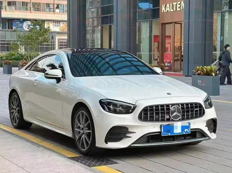 奔驰E 正面外观二