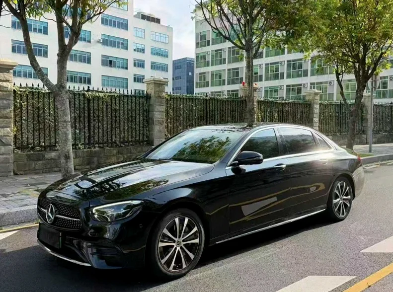 奔驰E 正面外观三