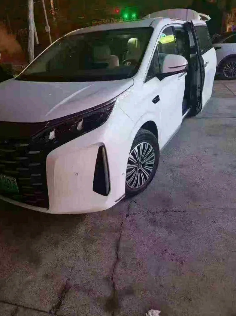 比亚迪夏 正面外观二