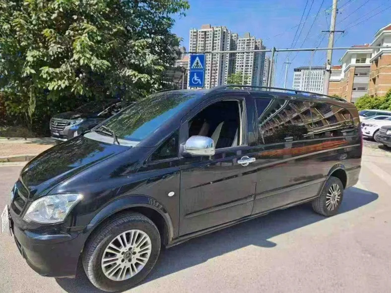 奔驰威霆 正面外观二