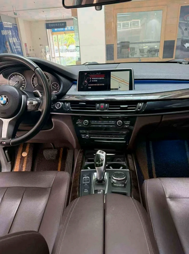 宝马X5 后面外观一