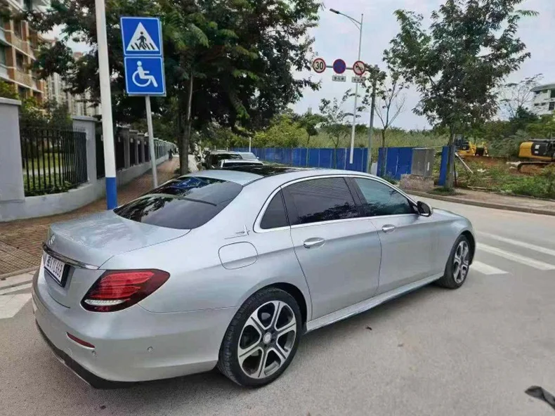 奔驰E 内饰前排
