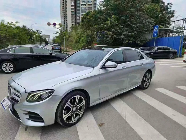 奔驰E 正面外观三