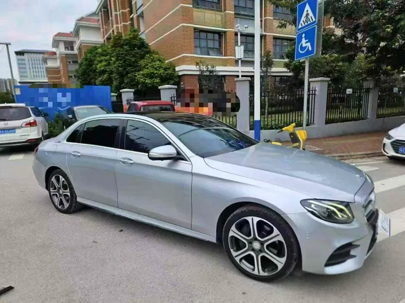奔驰E 正面外观二