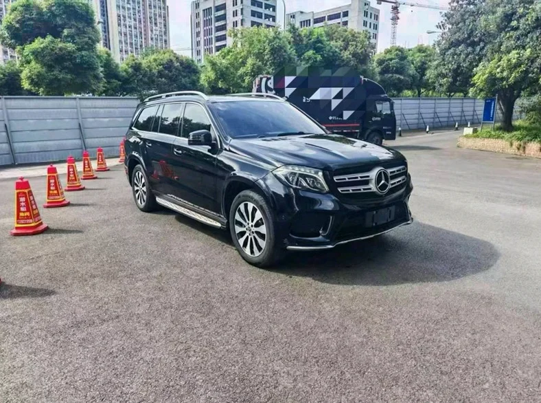 奔驰GLS 正面外观三