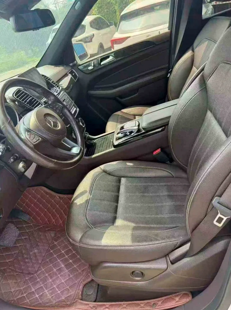 奔驰GLS 内饰后排