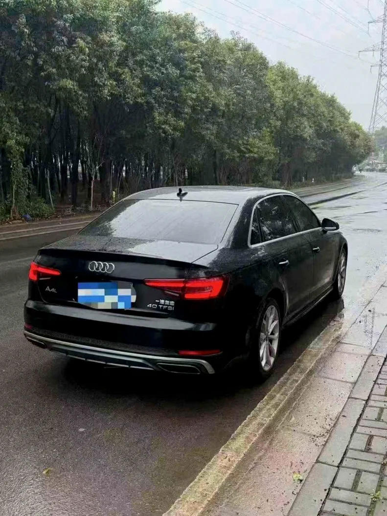 奥迪A4L 内饰后排