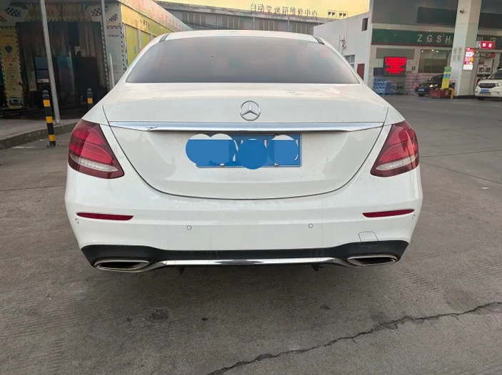 奔驰E 内饰后排