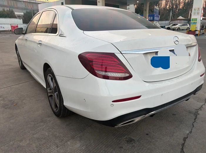 奔驰E 驾驶室