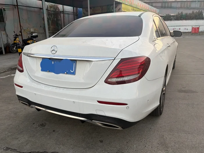奔驰E 内饰前排