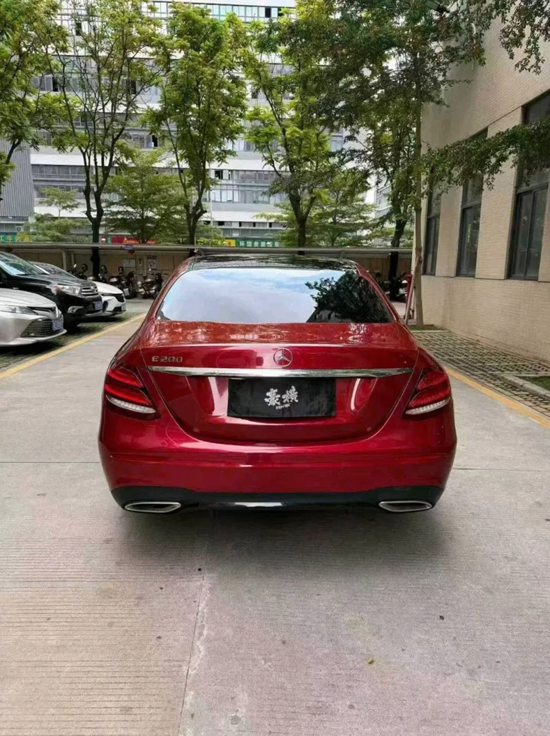 奔驰E 驾驶室