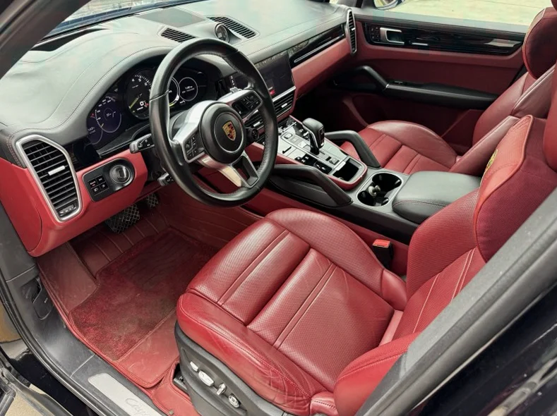 保时捷卡宴 驾驶室