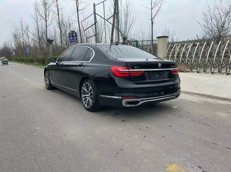 宝马7系 后面外观一