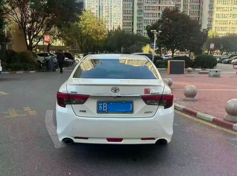 丰田锐志 后面外观一