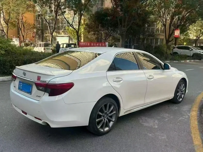 丰田锐志 内饰后排