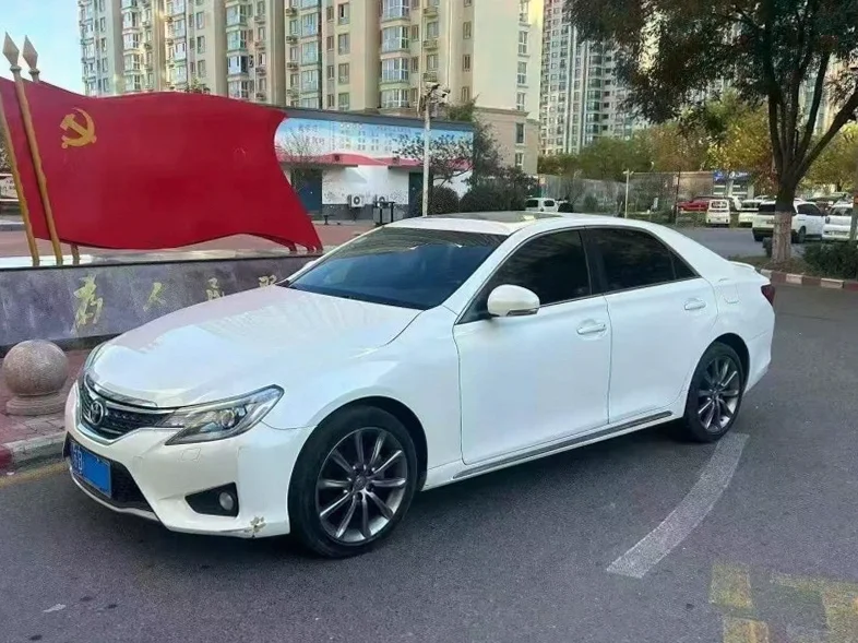 丰田锐志 正面外观三
