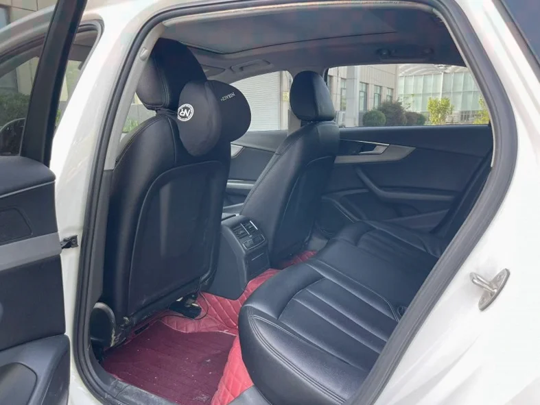 奥迪A4L 内饰后排
