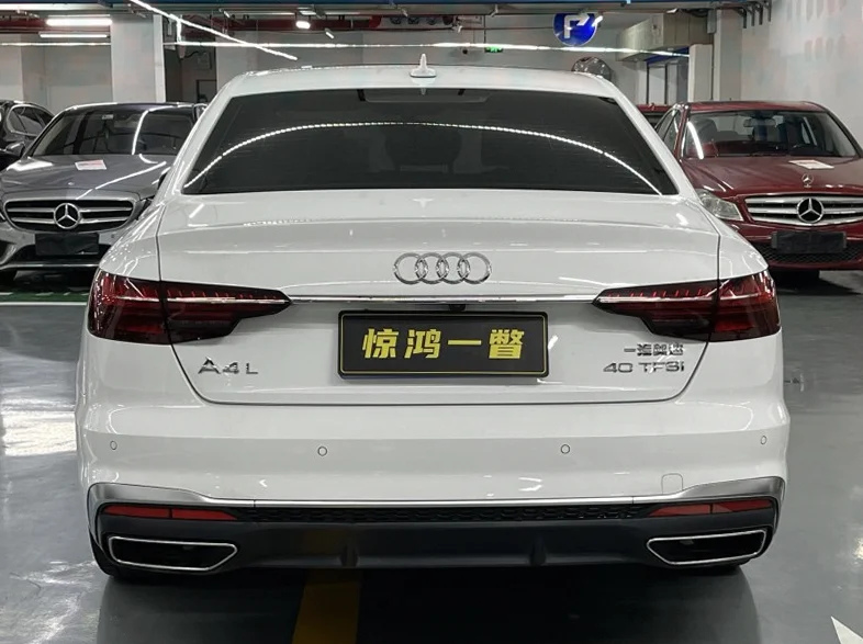奥迪A4L 内饰后排
